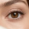 Eye-liner permanent et ras de cils : la technique qui intensifie le regard sans maquillage